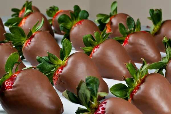 행에 초콜릿으로 씌운된 딸기 — 스톡 사진