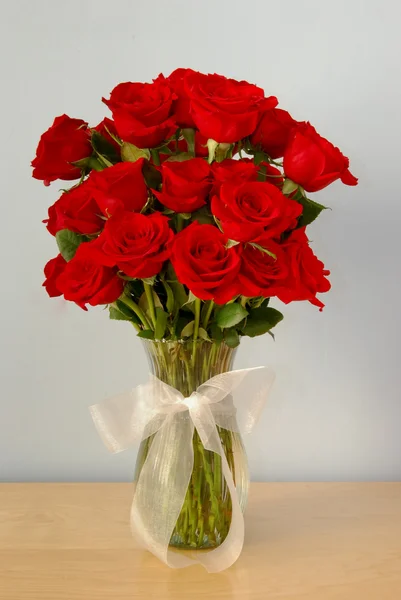 Троянди у вазі з бантом — стокове фото
