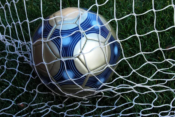 Футбольный мяч в сети — стоковое фото