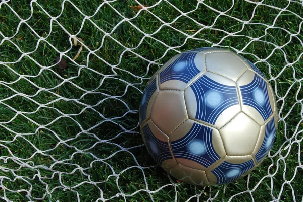 Bola e rede de futebol — Fotografia de Stock