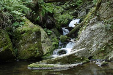 şelale dağlar Nehri üzerinde