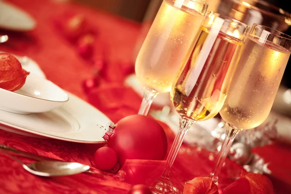 Elegante weihnachtliche Tischdekoration in Rot — Stockfoto