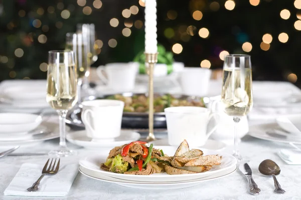 Rundvlees en broccoli stirfry op tafel — Stockfoto