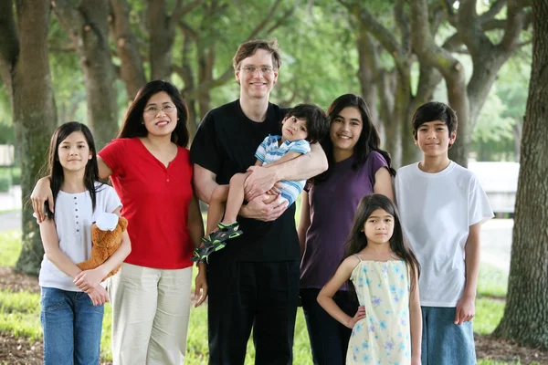 Stor multiracial familj på sju — Stockfoto