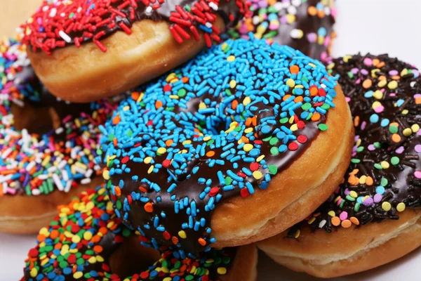 Donuts colorés sur assiette — Photo