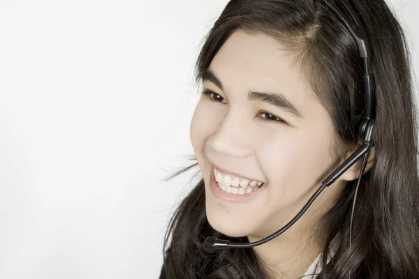 Jonge vrouw of tiener met hoofdtelefoon — Stockfoto