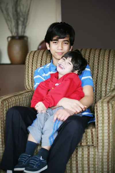 Velký bratr drží jeho sourozenec — Stock fotografie