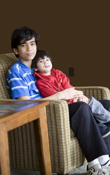Hermano mayor sosteniendo a su hermano —  Fotos de Stock
