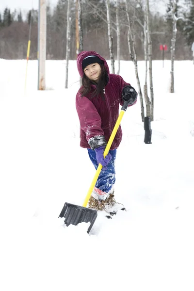 Meisje sneeuwschuiven — Stockfoto