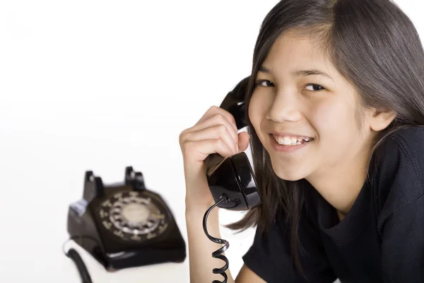 Giovane ragazza che parla al telefono — Foto Stock
