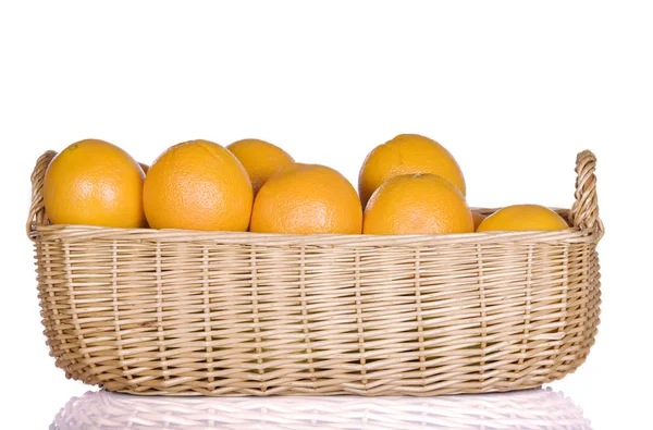 Cesta cheia de laranjas — Fotografia de Stock