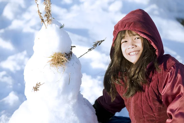Dívka hrající si ve sněhu — Stock fotografie