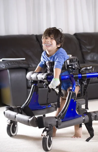 Niepełnosprawne dziecko w walker — Zdjęcie stockowe