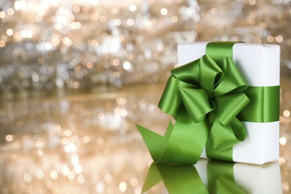 Geschenk mit grüner Schleife — Stockfoto