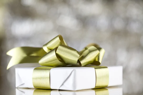 White present with gold ribbons — Stock Photo, Image