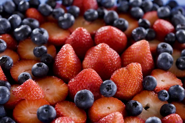 Fresh blueberries and strawberries — Stock Photo, Image
