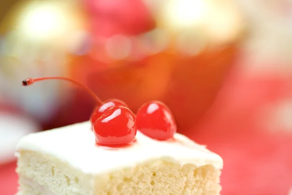 Delicioso pedaço de bolo com cerejas — Fotografia de Stock