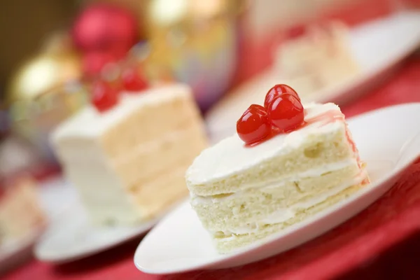 Délicieux gâteau givré en forme de coeur — Photo