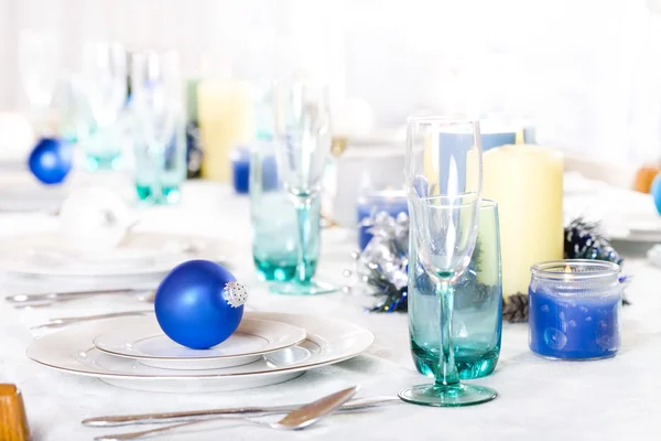 Świątecznego stołu w białych i blues — Zdjęcie stockowe
