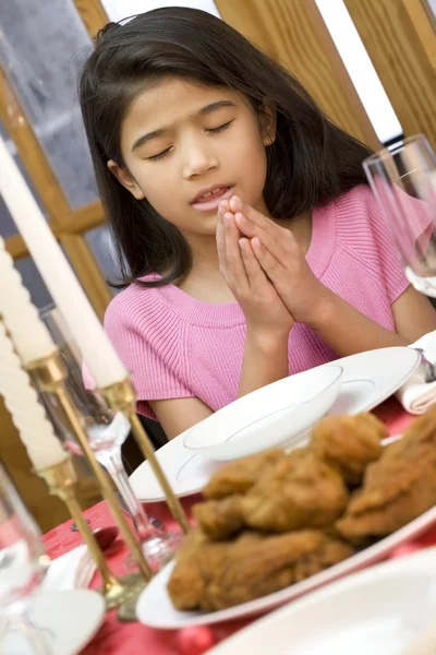 Menina rezando durante o jantar — Fotografia de Stock