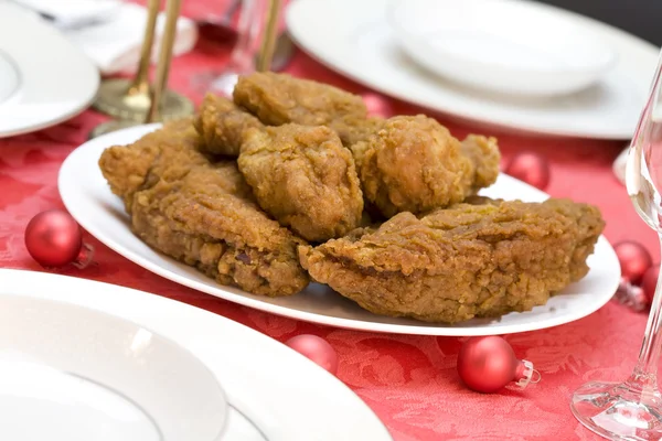 Тарелка вкусной жареной курицы — стоковое фото