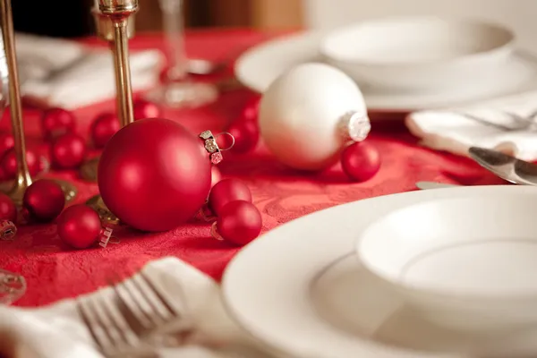 Rode en witte kerst tafel — Stockfoto