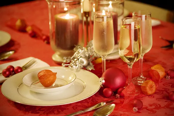 Elegante weihnachtliche Tischdekoration — Stockfoto