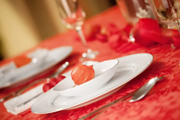 Elegant Christmas table setting in red — Stock Photo, Image