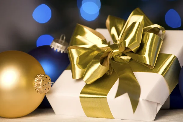 Gold present and ornament — Stock Photo, Image