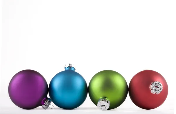 Ornamenti natalizi allineati — Foto Stock