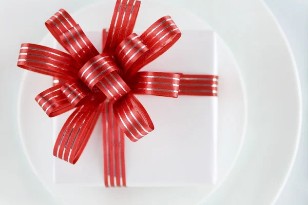 Weißes Geschenk auf einem Teller, — Stockfoto