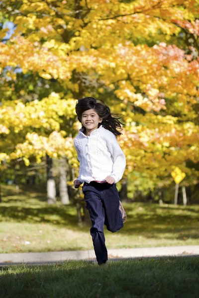 Молодая девушка бежит — стоковое фото