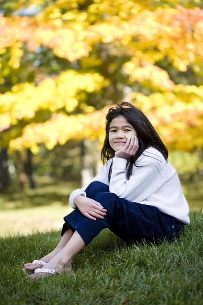 Girl sitting on grass — Stock Photo, Image