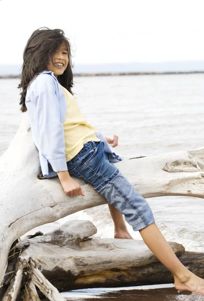 Göl kenarında oynarken küçük kız — Stok fotoğraf