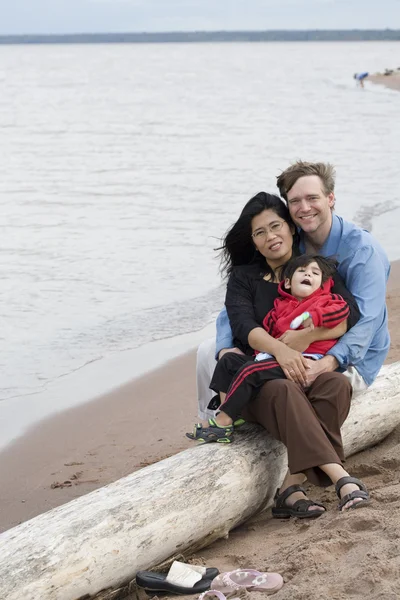 Interracial familj av stranden — Stockfoto