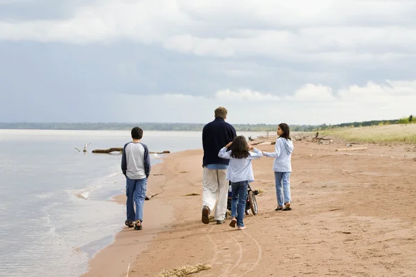 Vader en kinderen wandelen — Stockfoto