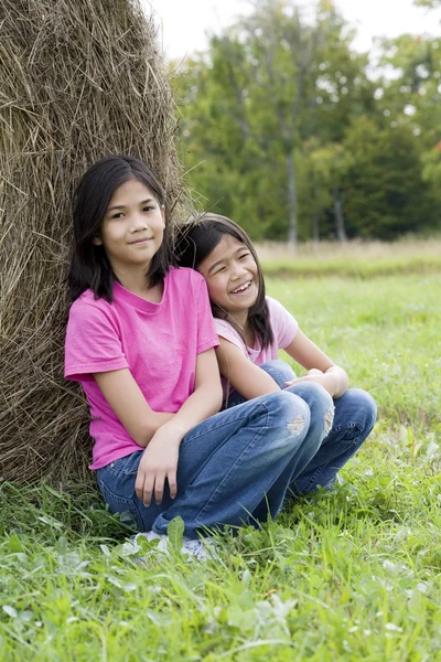 Dwie dziewczyny przez stogu siana — Zdjęcie stockowe