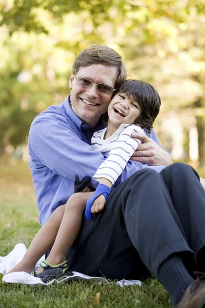 Empresário segurando seu filho — Fotografia de Stock
