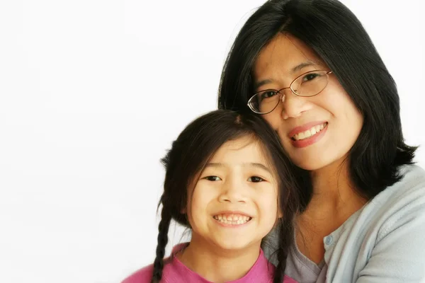Asiatisk mor med sin dotter — Stockfoto