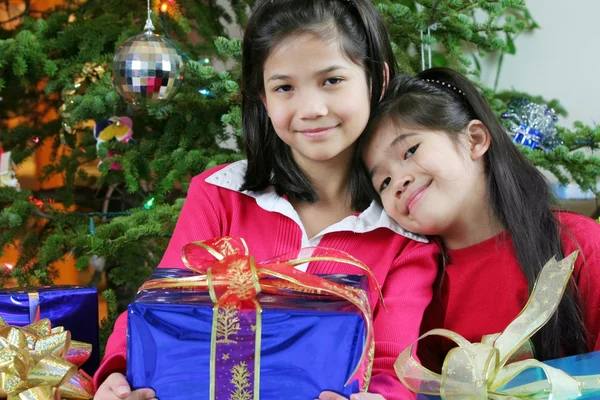 Twee kleine meisjes met Kerst presenteert — Stockfoto