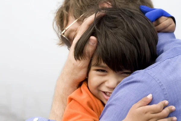 Sohn umarmt seinen Vater — Stockfoto