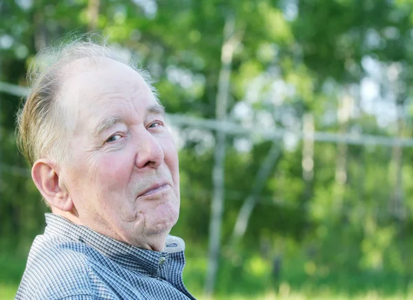 Homem idoso desfrutando ao ar livre — Fotografia de Stock