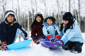 vier Kinder genießen den Winter