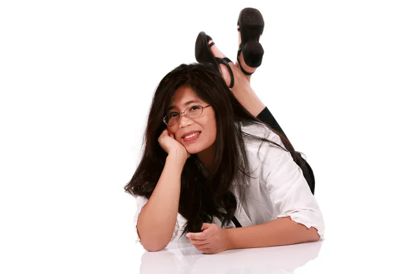 Mujer asiática relajándose en el suelo — Foto de Stock