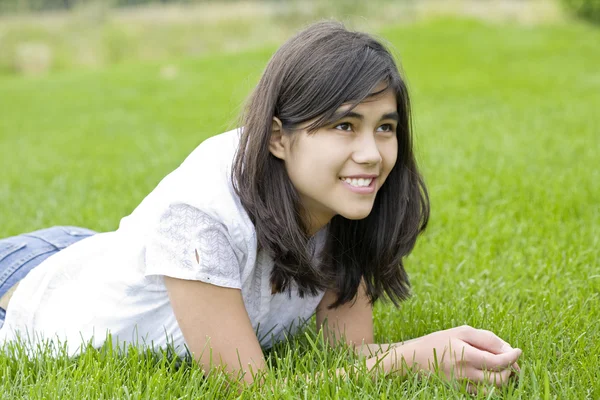 Mooie tiener meisje liggen op gras — Stockfoto