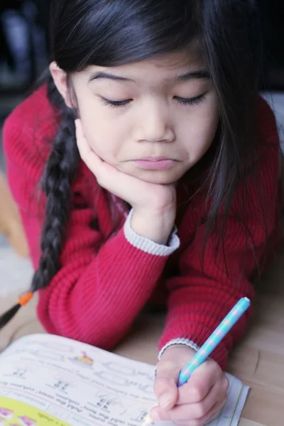 Petite fille faisant ses devoirs — Photo