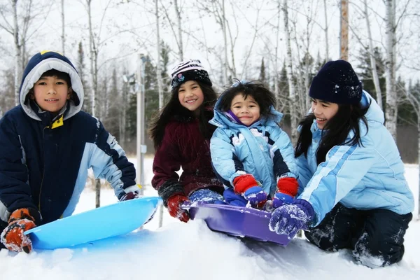 Quatro crianças desfrutando do inverno — Fotografia de Stock