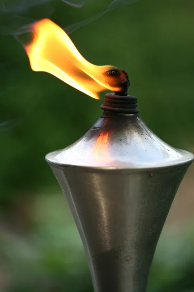 Літній факел з помаранчевим полум'ям — стокове фото