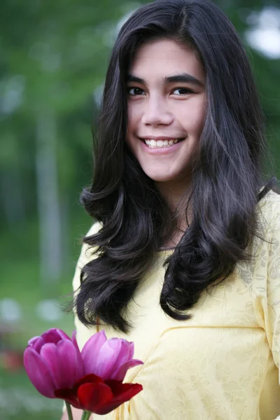 Teen flicka står med tulpaner — Stockfoto