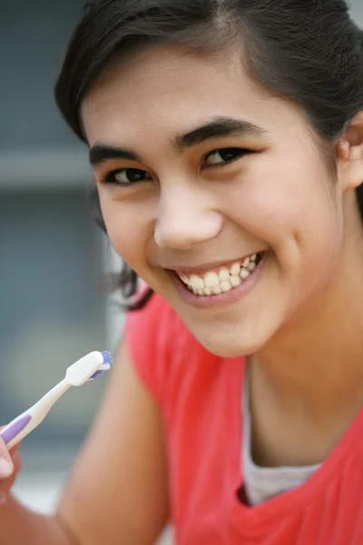Tonåring tandborstning — Stockfoto